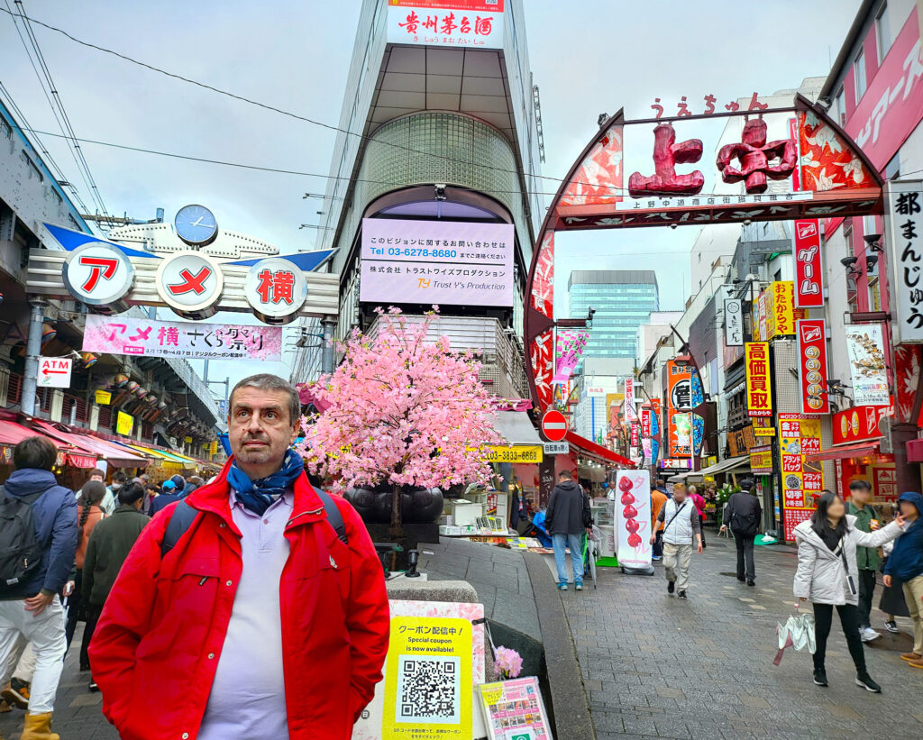 L'iconico ingresso a V del mercato Ameyoko