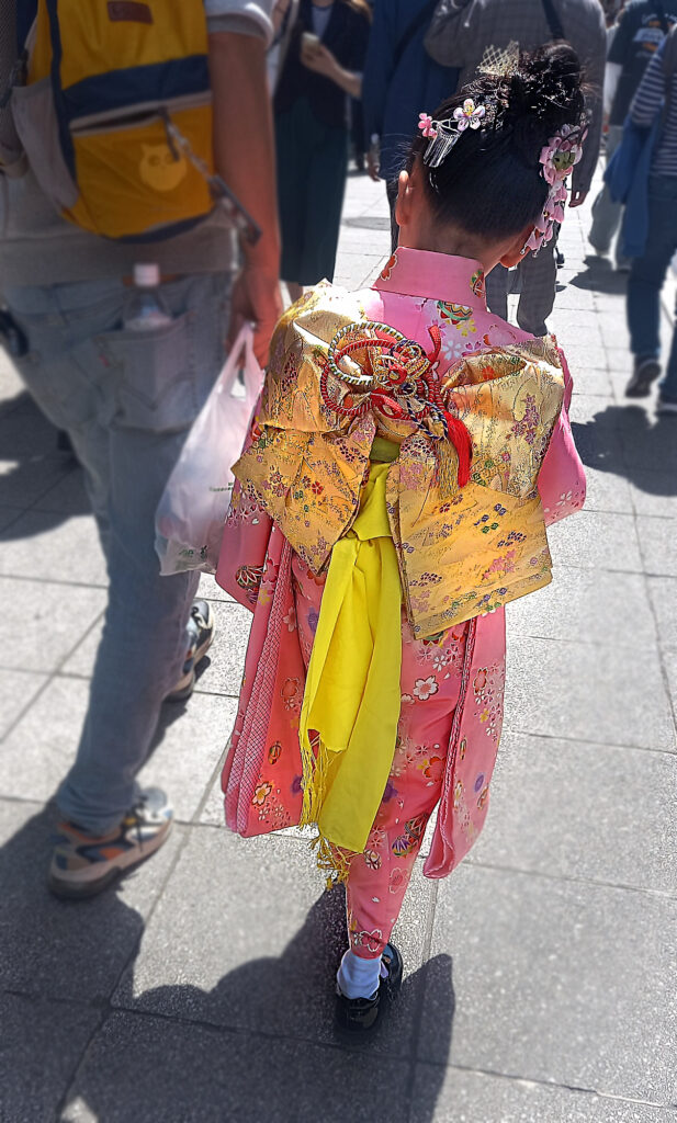 bimba in abiti tradizionali