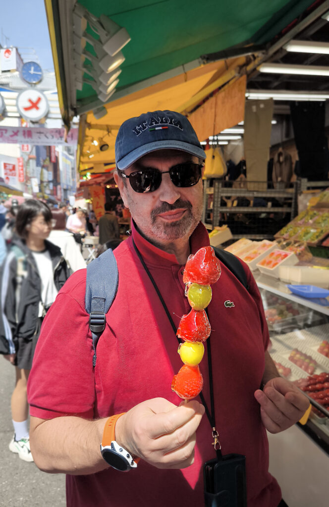 Lo spiedino di frutta caramellata