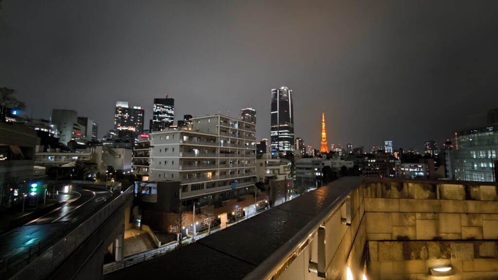 Panorama da sotto la Mori Tower