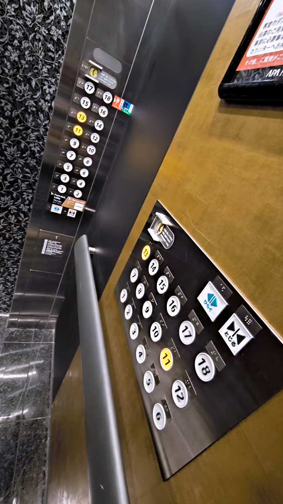 L'interno dell'ascensore