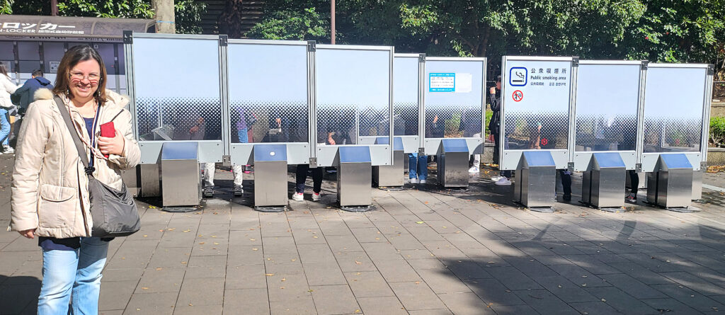 Recinto fumatori fuori dal parco di Ueno