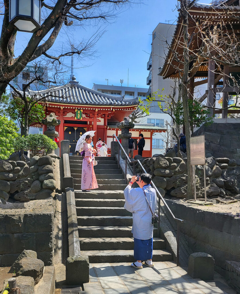 Sala Bentendo - ragazzi in abito tradizionale