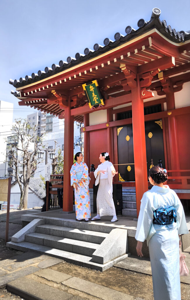 Sala Bentendo - ragazze in abito tradizionale