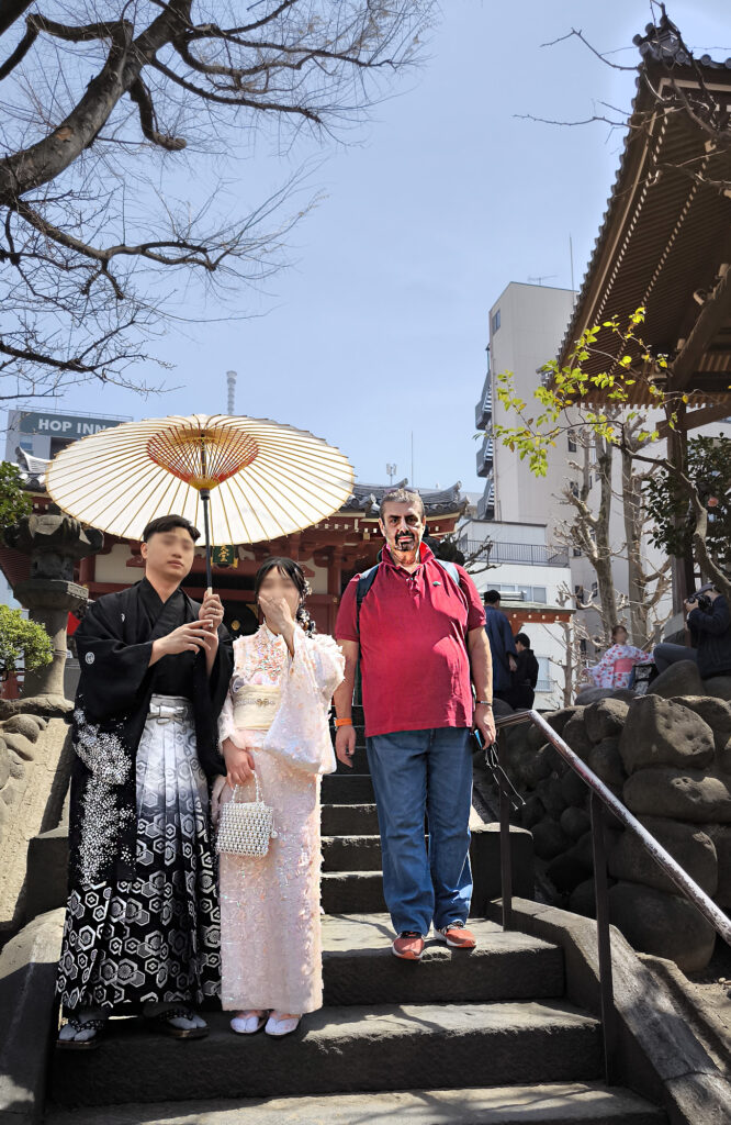 Sala Bentendo - ragazzi in abiti tradizionali