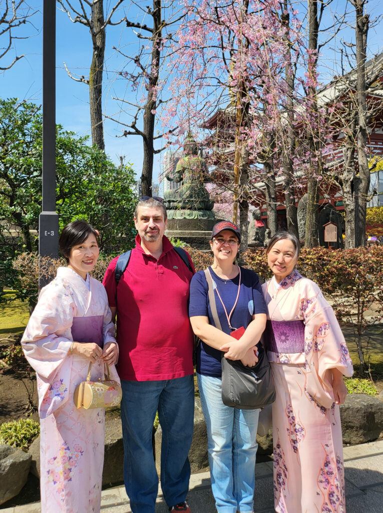 Sala Bentendo - Due signore in abito tradizionale