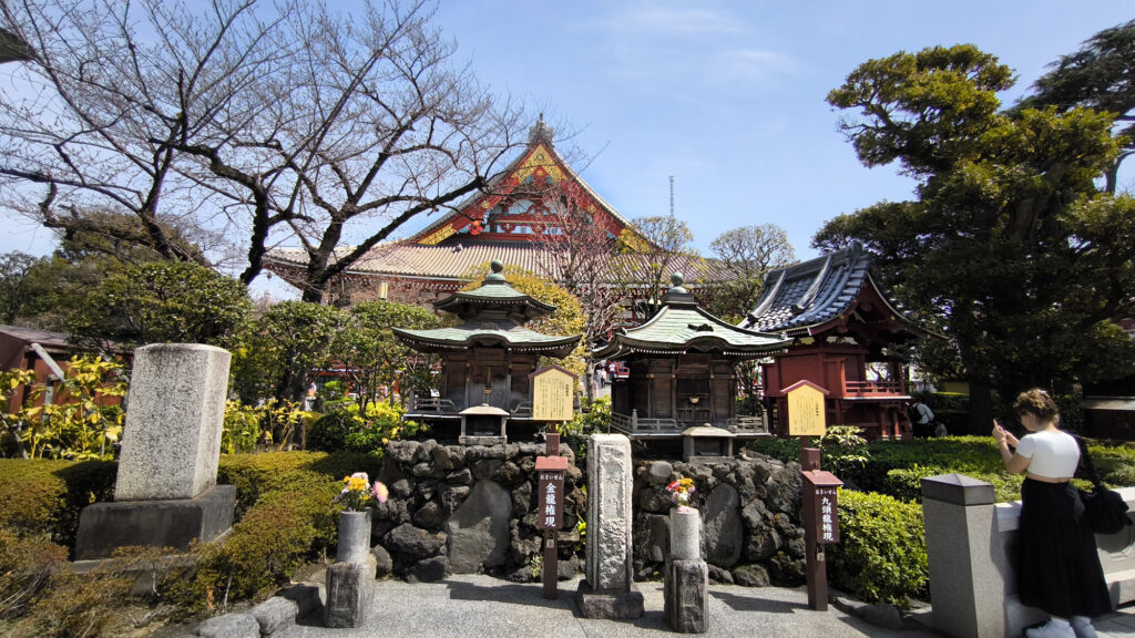 Piccoli templi nel parco Senso-ji