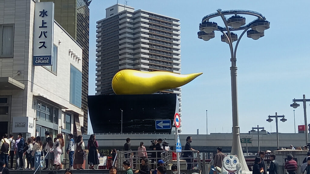 La sede del gruppo Asahi, scultura dorata e Beer Tower