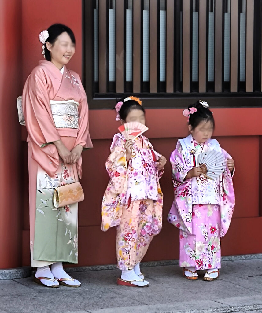 Senso-ji - mamma e bimbe in abiti tradizionali
