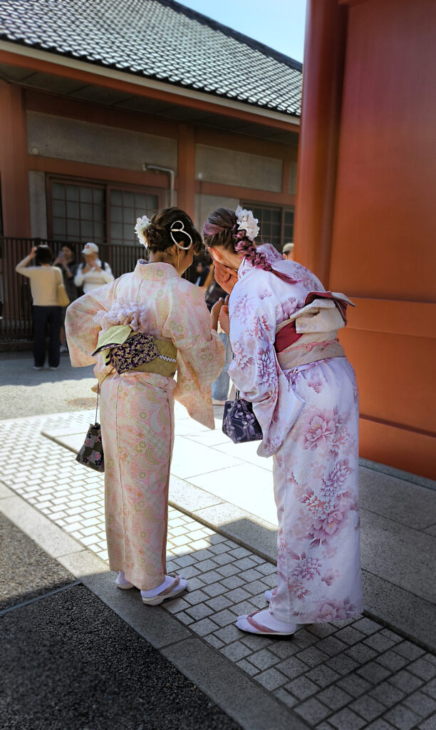 Senso-ji ragazze in abiti tradizionali