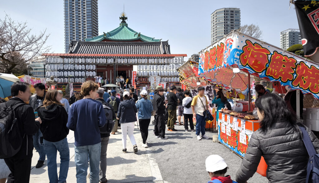Stand con cibo da strada e sullo sfondo il tempio Benten-do