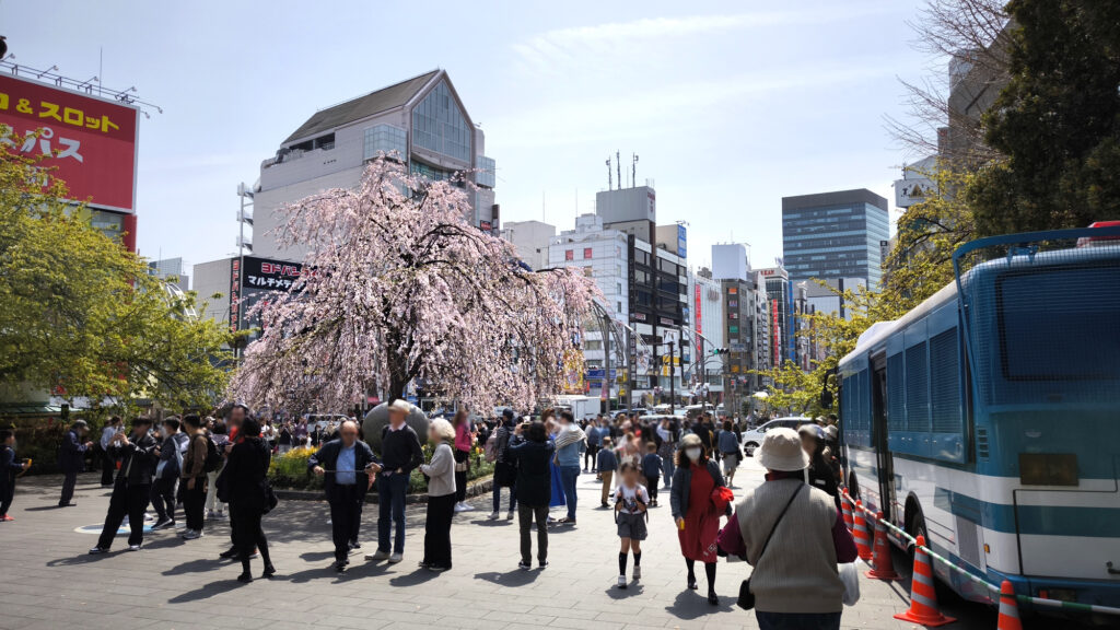 L'uscita del parco di Ueno con la Chuo Dori avenue.