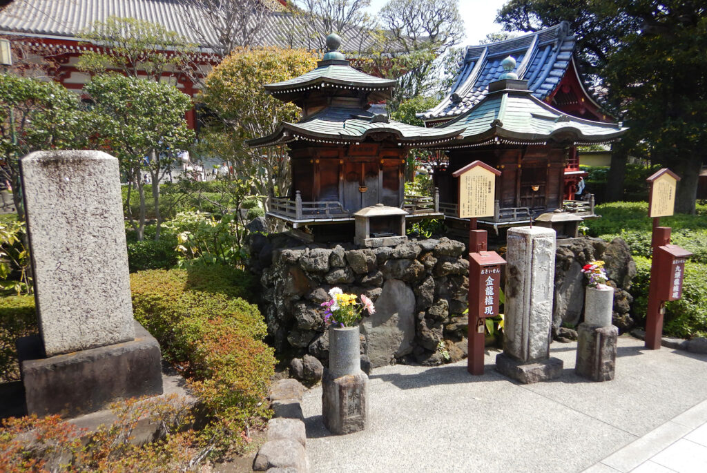 Piccoli templi nel parco Senso-ji
