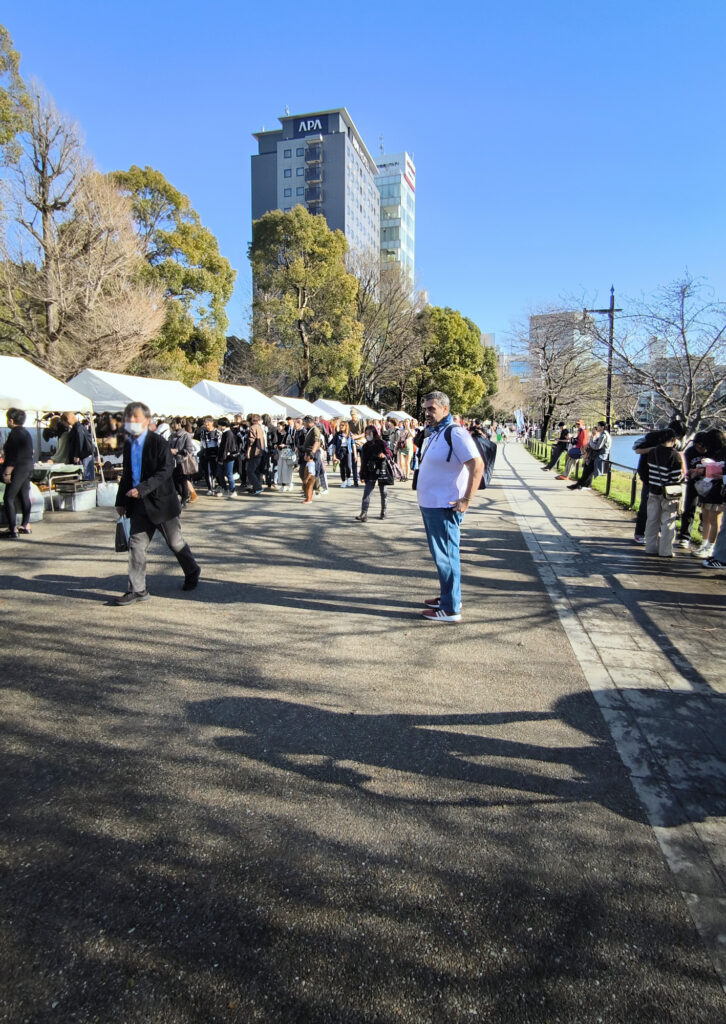 Bancarelle con prodotti di vario genere.