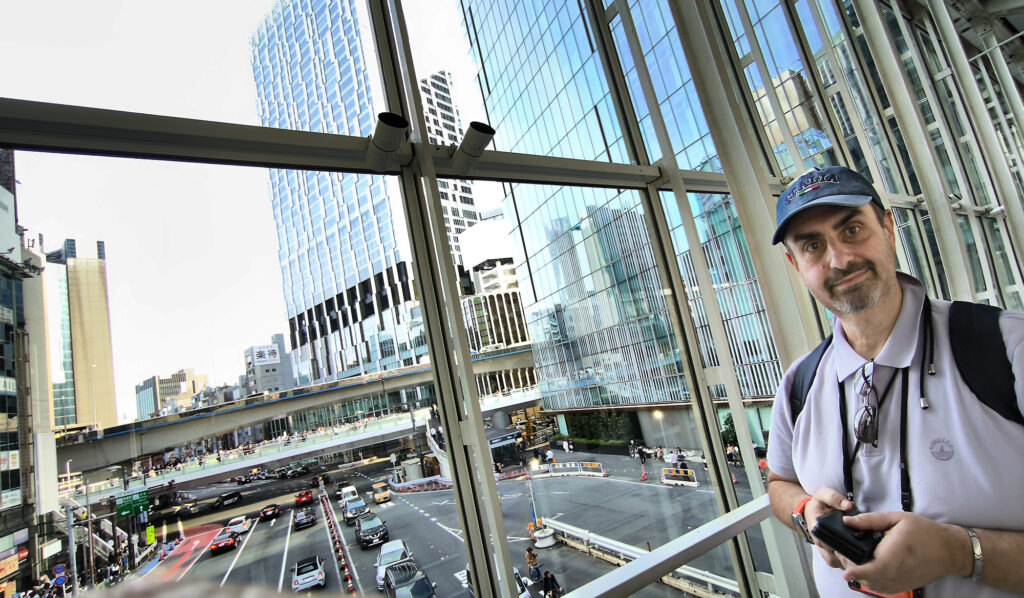 ponte pedonale fra Hikarie e Shibuya Scramble con vista su Shibuya Stream