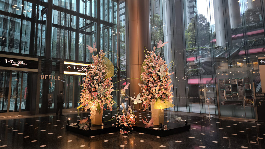 Atrio con mazzi di fiori