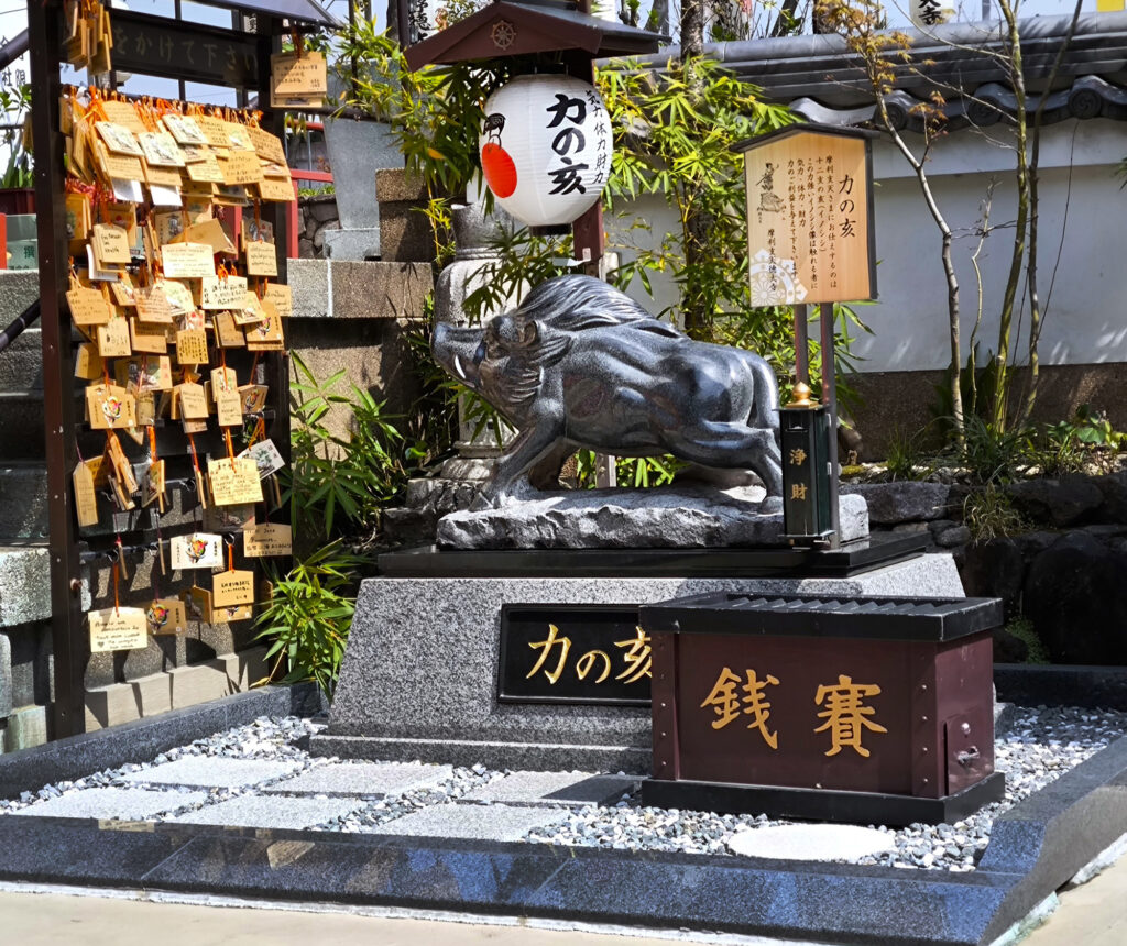 Il cinghiale cavalcato dalla divinità