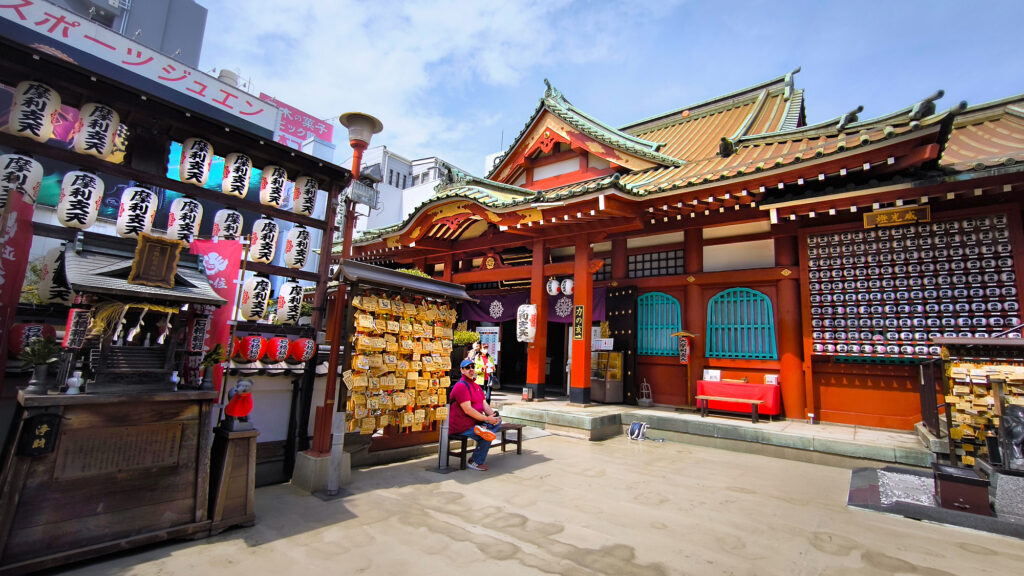 L'ingresso del tempio con Ema e lanterne.