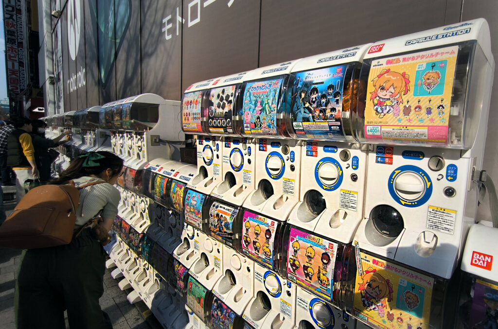4-Tokyo Akihabara - gashapon capsule con gadget