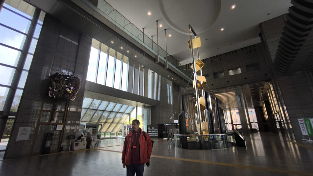 interno con The iron tree in blossom for my father di MICHIO IHARA