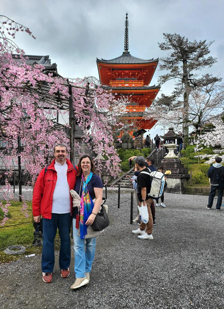 Kyoto - Kiyomizu-dera - Pagoda con ciliegio